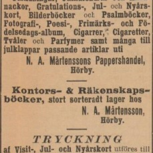 Annons för julhandeln från N.A. Mårtenssons, vars butik omnämns i filmen, publicerad i Hörbyposten Centralskåne, december 1899. Ur Kungliga Bibliotekens tidningsarkiv (https://tidningar.kb.se/).