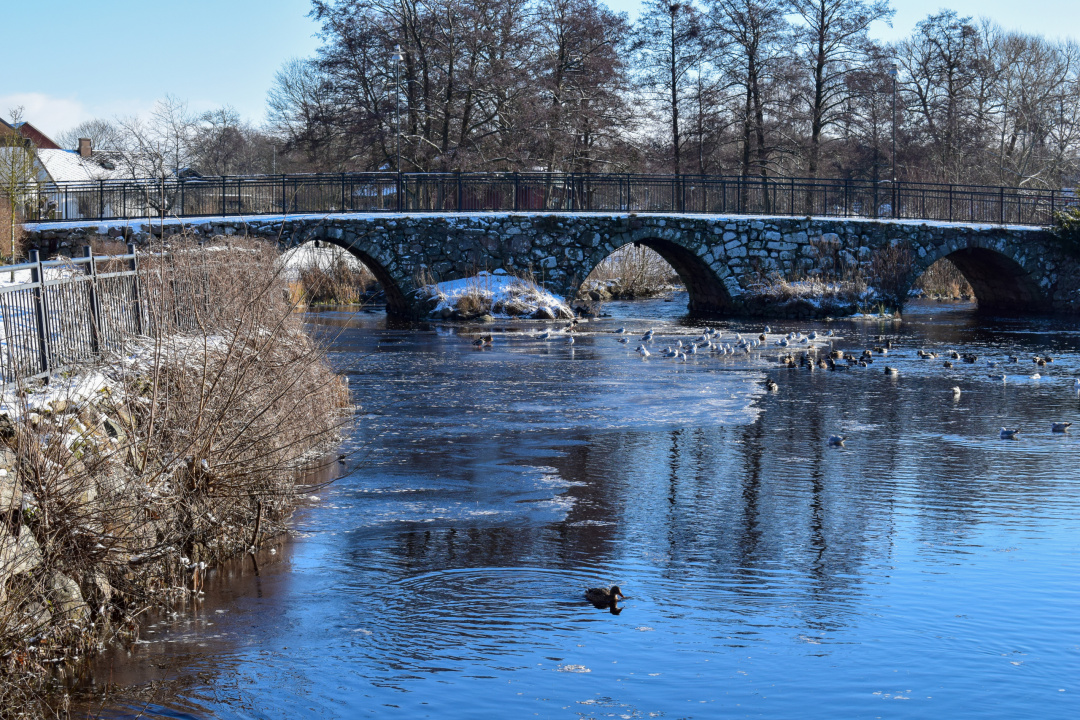 Hörbybron under lätt snötäcke.