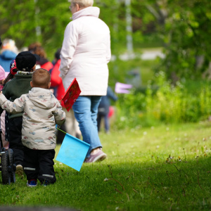 Skattkistans barn tog en promenad runt förskolan för att fira Förskolans dag.