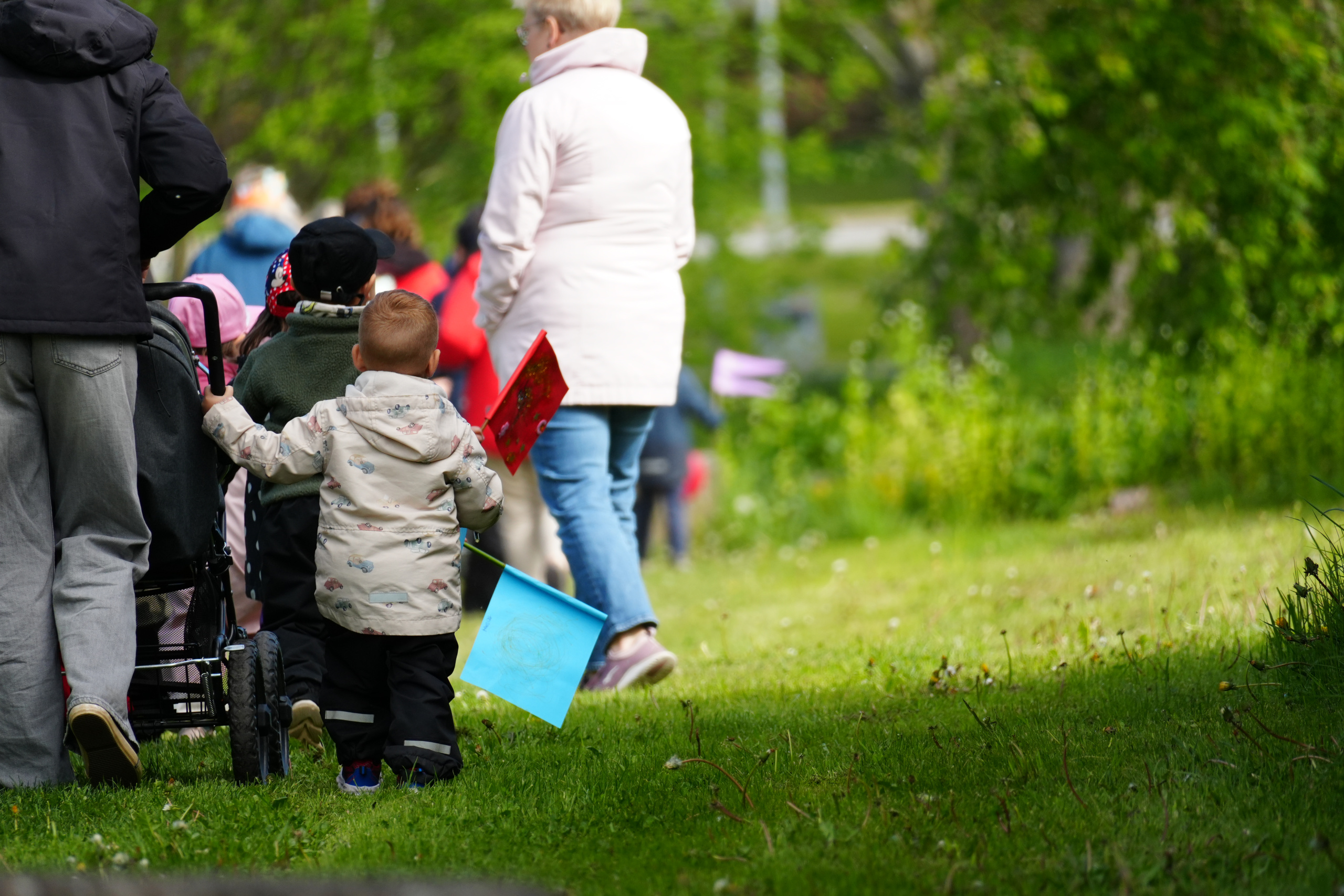 Barn på promenad i sällskap med vuxna