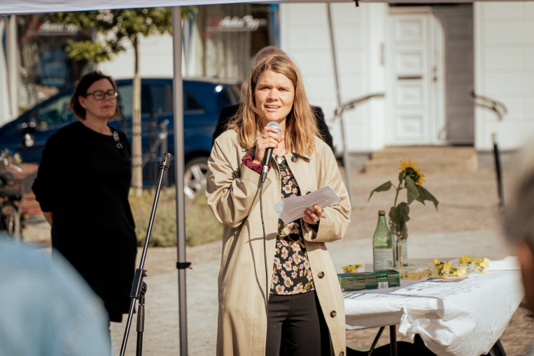 Matilda Mårtensson talar in i en mikrofon