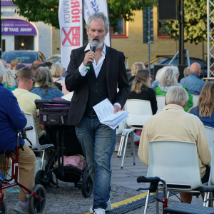 Pontus Stenkvist är ute och minglar i publiken