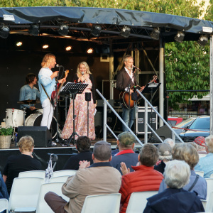 Linda Strand, chef för HR, kommunikation och näringsliv i Hörby kommun, uppträdde under allsången.