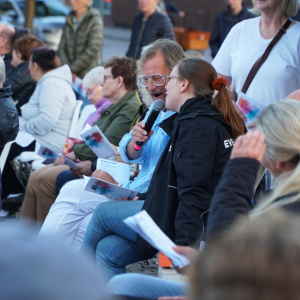 Allsång i publiken. Här tar Emma Gesse, Hörby kommuns eventkoordinator, vacker ton.