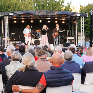 Linda Strand, chef för HR, kommunikation och näringsliv i Hörby kommun, uppträder.