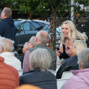 Linda Strand, chef för HR, kommunikation och näringsliv i Hörby kommun, är ute i publiken och får hjälp under sångtävlingen.