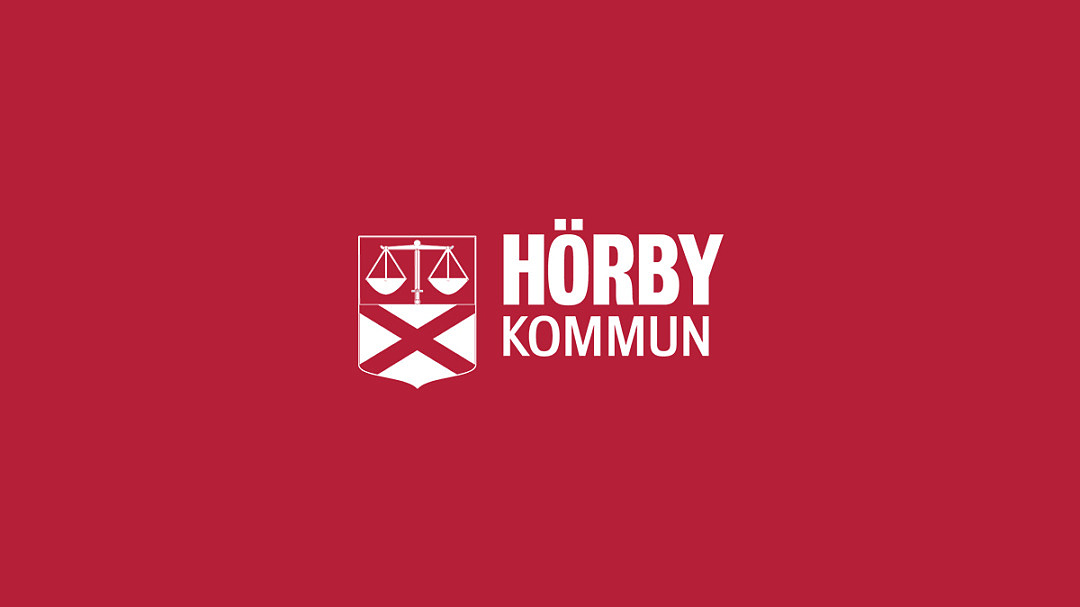 Hörby kommunlogga mot en röd bakgrund.