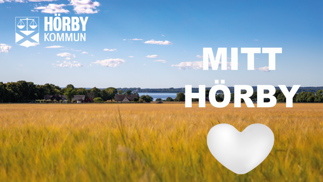 texten "mitt Hörby" mot en bakgrund av äng och blå himmel