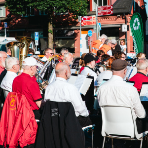 Hörby Blåsorkester och Höörblåset spelade vid fontänen på Gamla Torg.