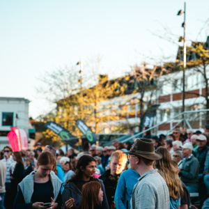Många personer samlades på Nya Torg för att lyssna på musik.