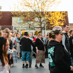 Danssugen publik under Perikles spelning på Nya Torg. 