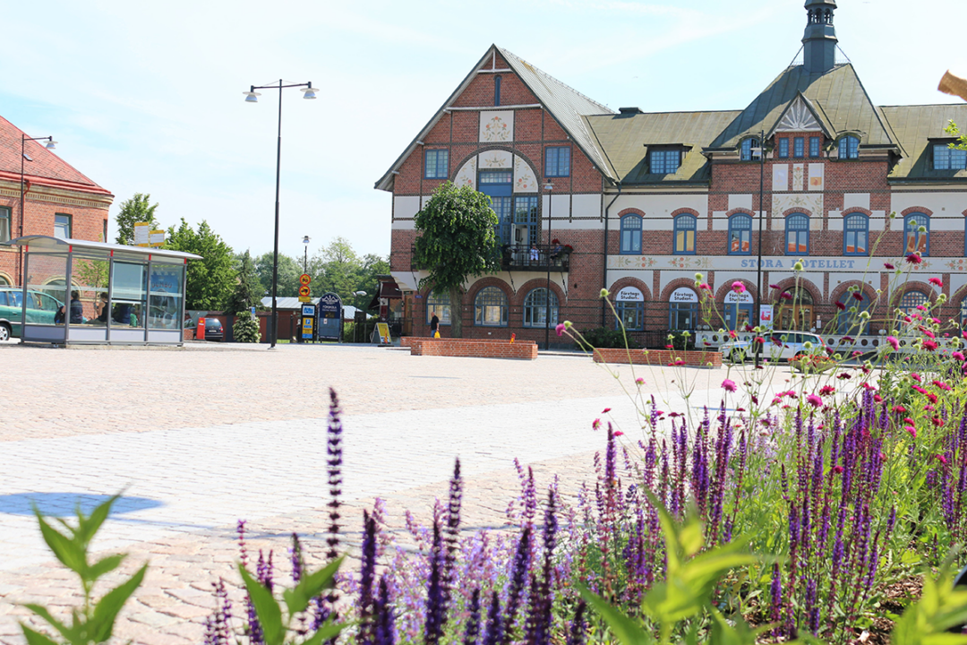 Foto: Hörbys Gamla torg med blomsterrabatt och Stora hotellet i bakgrunden