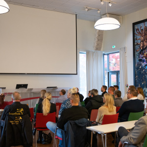 Hörbys kommunpolis Fredrik Göransson presenterade sig och sitt arbete och hur polisen jobbar för att skapa ett tryggt och säkert Hörby. 