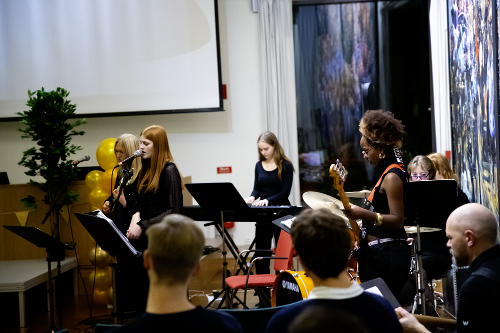 Kulturskolans popensemble, fem kulturskolastudenter vid olika instrument.