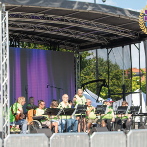 Häggenäz orkester spred glädje med schlager och pop för gammal som ung.