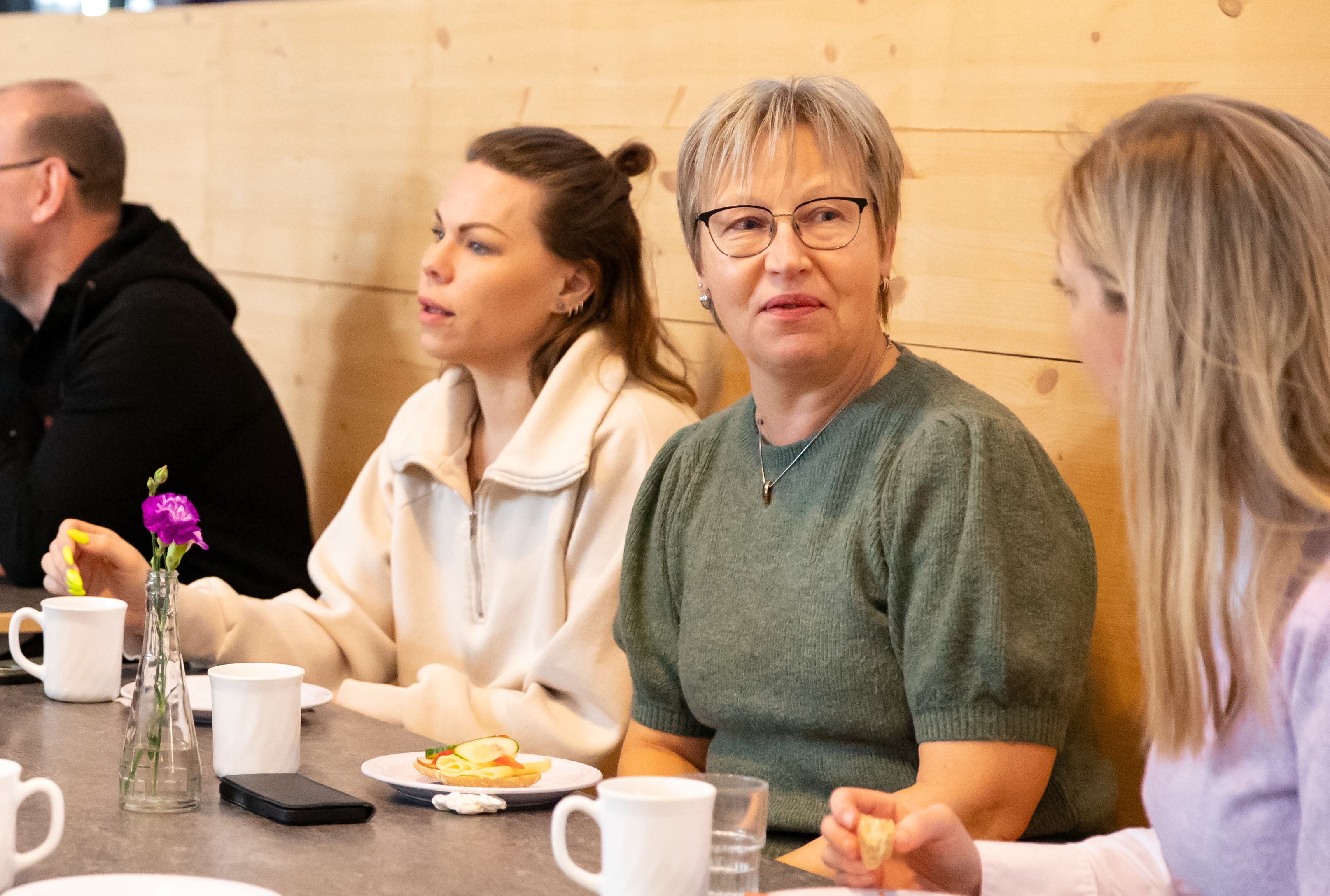 Två kvinnor sitter på den nya träsoffan