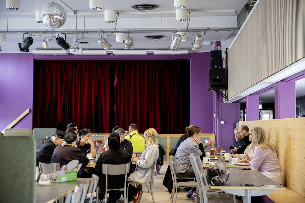 Utsikt över lunchrestaurangen, där vuxna sitter runt borden och äter frukost.