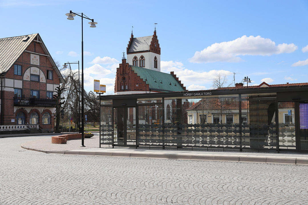 Hörby Gamla torg med busshållplats i förgrunden.