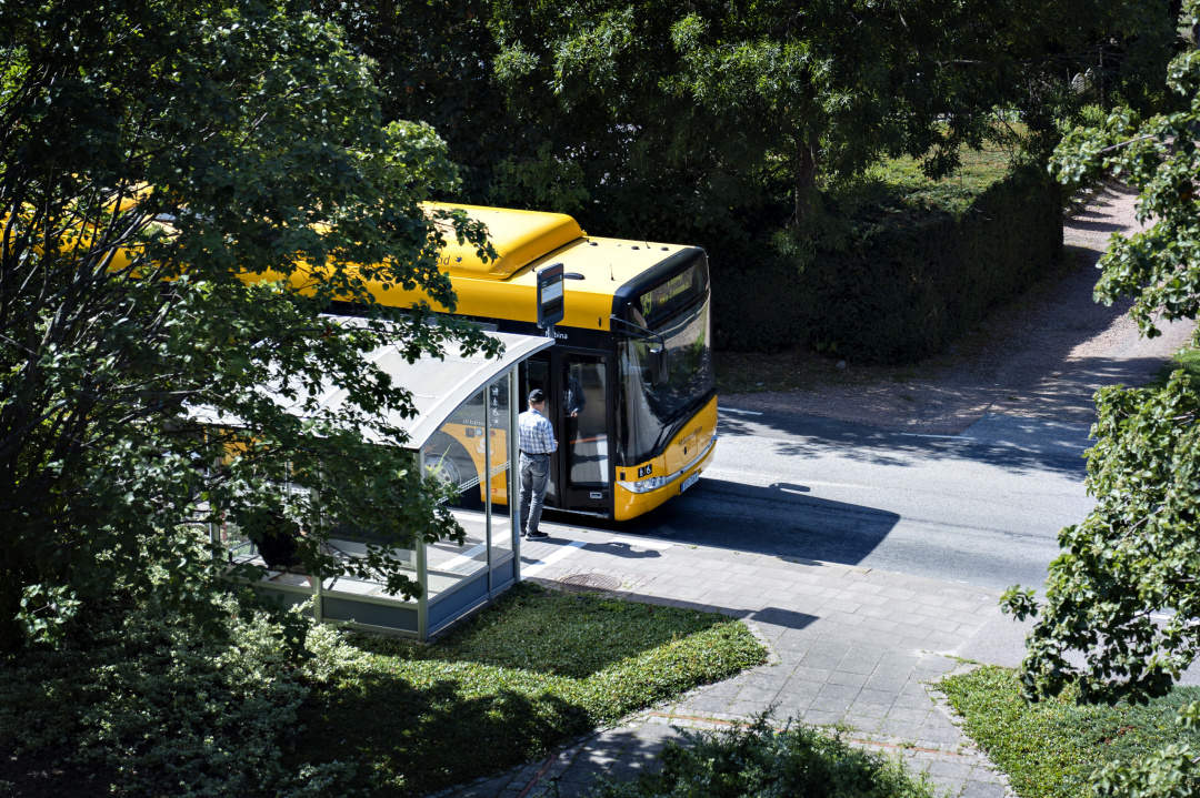 gul buss vid en hållplats